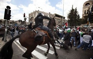 Policías israelíes asaltan la Mezquita de Al Aqsa e hieren a 30 palestinos