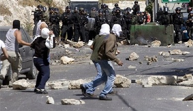 Manifestantes Palestinos Chocan con Fuerzas Israel&iacutees en Cisjordania