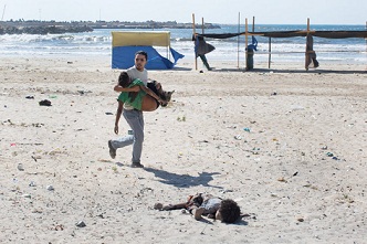 Barcos israelíes matan a 4 niños que jugaban al fútbol en una playa de Gaza
