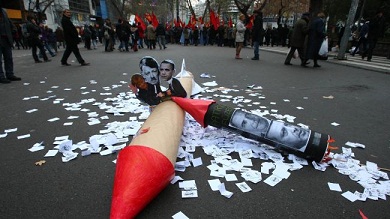 Manifestantes Turcos Atacan a Tropas Alemanas