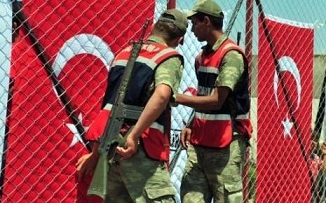 Agentes de inteligencia turcos conducen los camiones que llevan armas a Siria