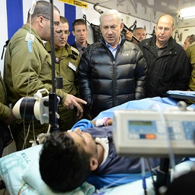 Netanyahu visita a militantes sirios heridos en una base militar israelí