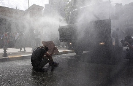 Polic&iacutea Turca Desaloja Violentamente la Plaza de Taksim Tras Advertencia de Erdogan