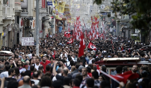 Turqu&iacutea: Enfrentamientos Violentos en la Plaza Taksim