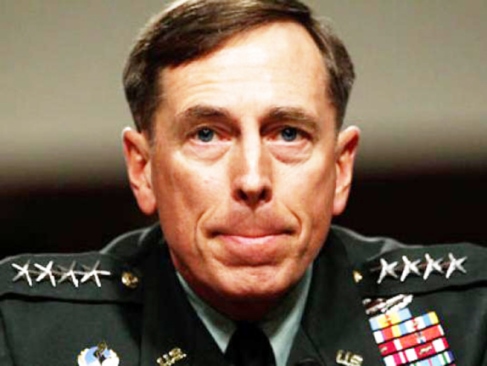 Petraeus criminal de guerra... revuelta estudiantil en California