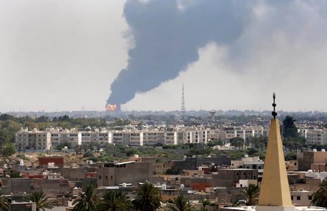Milicias radicales lanzan ataque aéreo contra terminal petrolífera en Libia