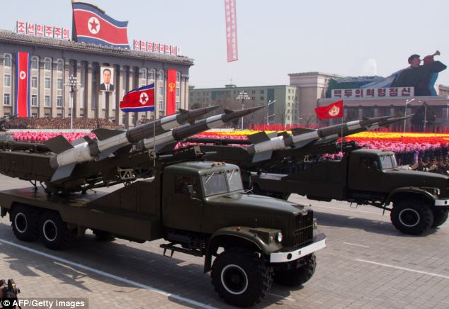 Corea del Norte dispara 30 misiles mientras EEUU realiza maniobras en el Sur