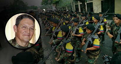 Renuncia general colombiano secuestrado y liberado por la guerrilla