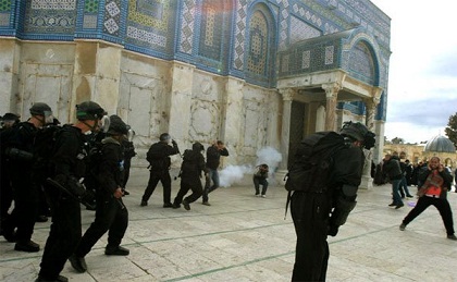 Tropas israelíes asaltan la Explanada de las Mezquitas en Jerusalén