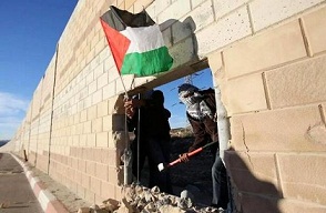 Palestinos rompen el Muro del Apartheid en el aniversario del de Berlín