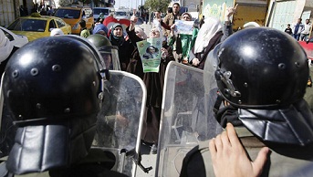 Soldados israelíes atacan marchas de protesta de palestinos en Cisjordania