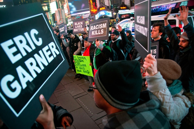 Protestas llenan calles de NY tras absolución de policía autor de una muerte