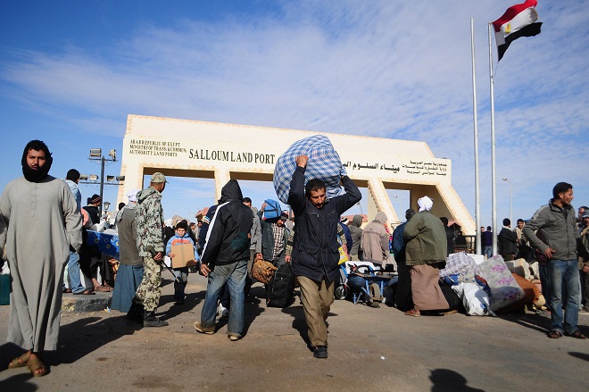 Miles de egipcios abandonan Libia ante amenazas del EI
