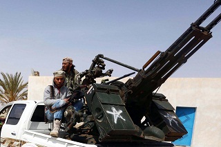 Más de 100 muertos en combates entre EI y fuerzas tribales en Libia

