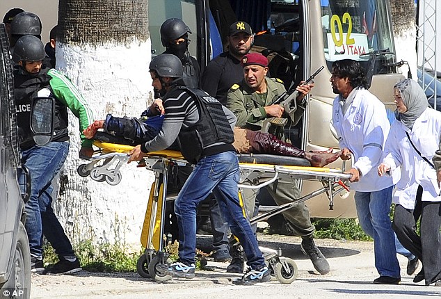 Más de 30 británicos muertos en atentado de Túnez. Turistas huyen del país