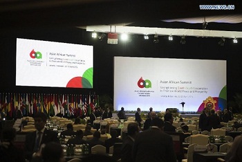 Cumbre Asia-África pone de manifiesto el declive de la influencia de EEUU

