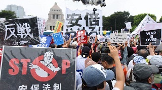 Grandes manifestaciones en Japón contra ley que promueve militarismo
