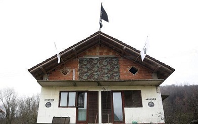 Pueblo wahabí en Bosnia exhibe banderas del EI
