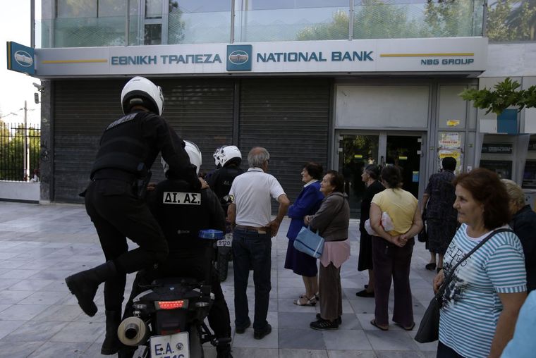 Grecia cierra bancos y decreta un control de capitales