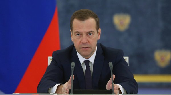 Medvedev: Responsables turcos tienen intereses directos en el petróleo del EI
