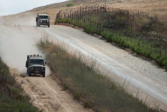 El Ejército israelí coloca una barrera a lo largo de la frontera libanesa