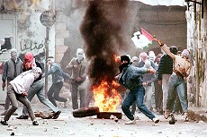 Facciones palestinas buscan transformar su intifada en una lucha armada
