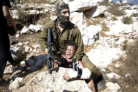 Parientes liberan a niño atrapado por soldado israelí asaltando a éste último
