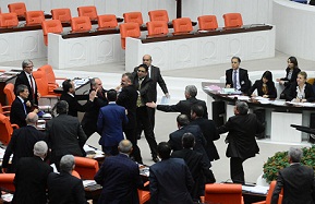 Enfrentamientos en el Parlamento turco debido a polémica ley