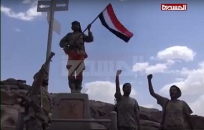 Combatientes yemeníes izan bandera de Yemen junto a ciudad saudí
