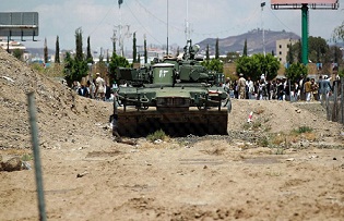 Los militares y los huthis toman aeropuerto de Adén. Avanzan hacia el Sur

