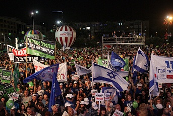 Decenas de miles de israelíes se manifiestan contra Netanyahu