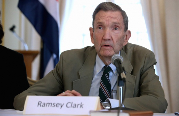 Ramsey Clark condena apoyo de EEUU a grupos terroristas en Siria