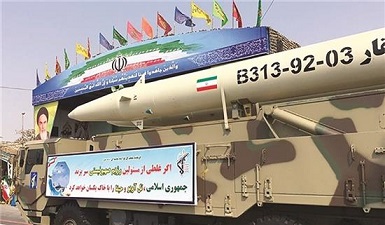 Irán muestra su poder militar en grandes desfiles en Teherán y Bandar Abbas