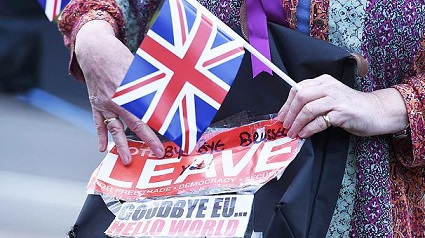Votantes británicos deciden abandonar la UE. La libra cae en picado
