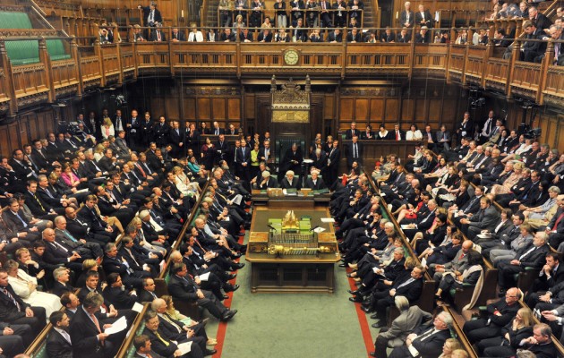 Parlamentarios británicos piden prohibir la exportación de armas a Arabia
