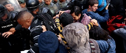 Guardaespaldas de Erdogan golpean a manifestantes en Ecuador
