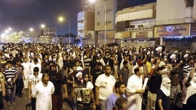 Miles de saudíes se manifiestan al grito de “Muerte a los Al Saúd”
