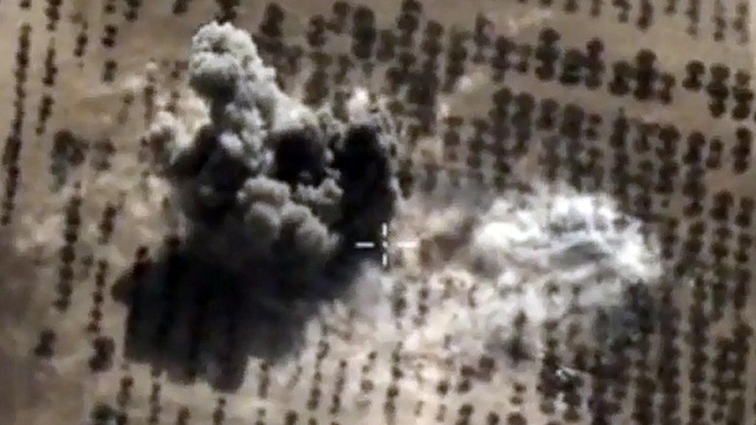 Aviones rusos y sirios realizan intensos ataques aéreos en Raqqa