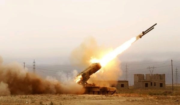 Yemeníes lanzan misil contra base saudí en respuesta a provocaciones