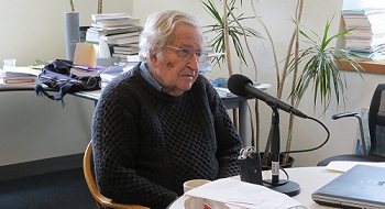 Chomsky: (Sayyed Ali) Jamenei es el político más inteligente del mundo
