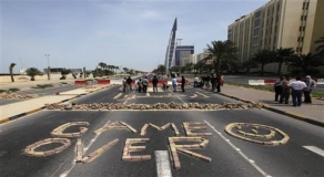 Los Bahrein&iacutees Toman las Calles en el Funeral de Otro M&aacutertir