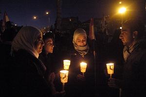 Millares de Sirios Realizan una Marcha con Velas en Damasco