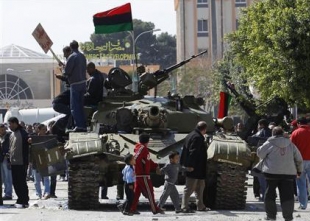 ليبيا.. الثوار يستعدون للزحف نحو طرابلس والقذافي يتجاهل دعوات الغرب