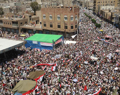 3 شهداء ومئات الجرحى باقتحام قوات الامن اليمنية لميدان التغيير بصنعاء