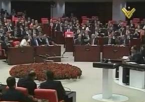خلافات البرلمان التركي ترتفع وتصل إلى الشارع (فيديو)